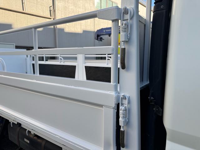 キャンター ＡＴ　４トン　平ボディ　パワーゲート付き　ワイドロング　極東垂直式パワーゲート（Ｖ６０３Ｂ－１ＭＫＴ２）　荷台鉄板張り　２段階式あおり　電格格納ミラー　８ｔ限定中型免許　車両重量３５９０ｋｇ　車両総重量７７５５ｋｇ　荷寸４３３×１９８×２２８（48枚目）