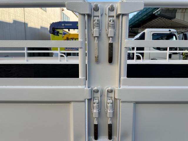 キャンター ＡＴ　４トン　平ボディ　パワーゲート付き　ワイドロング　極東垂直式パワーゲート（Ｖ６０３Ｂ－１ＭＫＴ２）　荷台鉄板張り　２段階式あおり　電格格納ミラー　８ｔ限定中型免許　車両重量３５９０ｋｇ　車両総重量７７５５ｋｇ　荷寸４３３×１９８×２２８（49枚目）