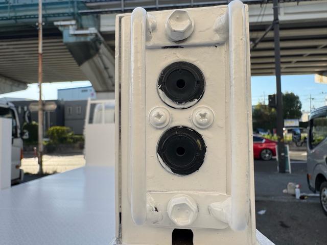 キャンター ＡＴ　４トン　平ボディ　パワーゲート付き　ワイドロング　極東垂直式パワーゲート（Ｖ６０３Ｂ－１ＭＫＴ２）　荷台鉄板張り　２段階式あおり　電格格納ミラー　８ｔ限定中型免許　車両重量３５９０ｋｇ　車両総重量７７５５ｋｇ　荷寸４３３×１９８×２２８（50枚目）