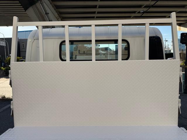 キャンター ＡＴ　４トン　平ボディ　パワーゲート付き　ワイドロング　極東垂直式パワーゲート（Ｖ６０３Ｂ－１ＭＫＴ２）　荷台鉄板張り　２段階式あおり　電格格納ミラー　８ｔ限定中型免許　車両重量３５９０ｋｇ　車両総重量７７５５ｋｇ　荷寸４３３×１９８×２２８（52枚目）