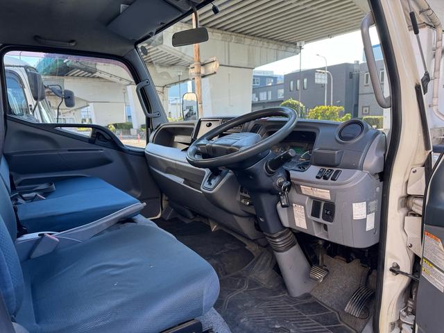 キャンター ＡＴ　４トン　平ボディ　パワーゲート付き　ワイドロング　極東垂直式パワーゲート（Ｖ６０３Ｂ－１ＭＫＴ２）　荷台鉄板張り　２段階式あおり　電格格納ミラー　８ｔ限定中型免許　車両重量３５９０ｋｇ　車両総重量７７５５ｋｇ　荷寸４３３×１９８×２２８（53枚目）