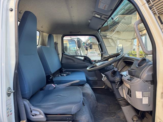 キャンター ＡＴ　４トン　平ボディ　パワーゲート付き　ワイドロング　極東垂直式パワーゲート（Ｖ６０３Ｂ－１ＭＫＴ２）　荷台鉄板張り　２段階式あおり　電格格納ミラー　８ｔ限定中型免許　車両重量３５９０ｋｇ　車両総重量７７５５ｋｇ　荷寸４３３×１９８×２２８（55枚目）