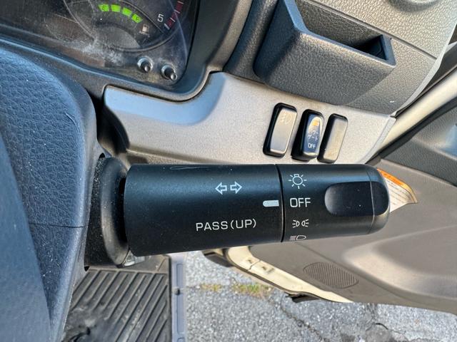 キャンター ＡＴ　４トン　平ボディ　パワーゲート付き　ワイドロング　極東垂直式パワーゲート（Ｖ６０３Ｂ－１ＭＫＴ２）　荷台鉄板張り　２段階式あおり　電格格納ミラー　８ｔ限定中型免許　車両重量３５９０ｋｇ　車両総重量７７５５ｋｇ　荷寸４３３×１９８×２２８（58枚目）