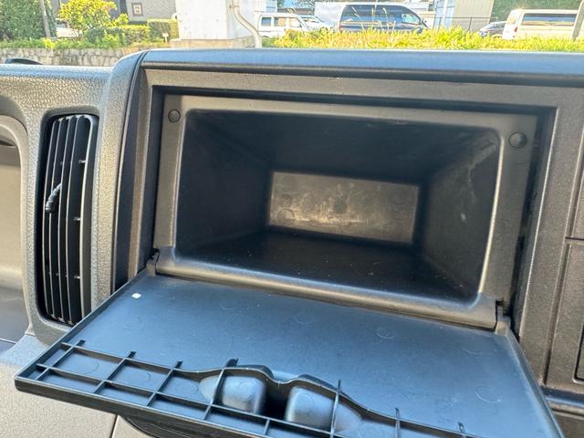 キャンター ＡＴ　４トン　平ボディ　パワーゲート付き　ワイドロング　極東垂直式パワーゲート（Ｖ６０３Ｂ－１ＭＫＴ２）　荷台鉄板張り　２段階式あおり　電格格納ミラー　８ｔ限定中型免許　車両重量３５９０ｋｇ　車両総重量７７５５ｋｇ　荷寸４３３×１９８×２２８（59枚目）