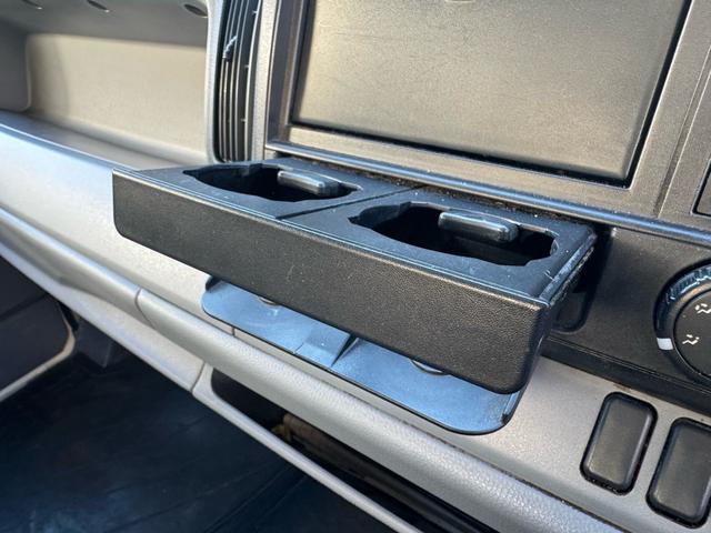 キャンター ＡＴ　４トン　平ボディ　パワーゲート付き　ワイドロング　極東垂直式パワーゲート（Ｖ６０３Ｂ－１ＭＫＴ２）　荷台鉄板張り　２段階式あおり　電格格納ミラー　８ｔ限定中型免許　車両重量３５９０ｋｇ　車両総重量７７５５ｋｇ　荷寸４３３×１９８×２２８（60枚目）