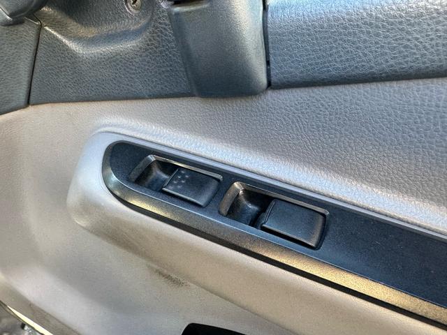 キャンター ＡＴ　４トン　平ボディ　パワーゲート付き　ワイドロング　極東垂直式パワーゲート（Ｖ６０３Ｂ－１ＭＫＴ２）　荷台鉄板張り　２段階式あおり　電格格納ミラー　８ｔ限定中型免許　車両重量３５９０ｋｇ　車両総重量７７５５ｋｇ　荷寸４３３×１９８×２２８（63枚目）