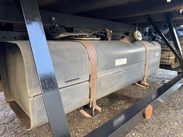 キャンター ＡＴ　４トン　平ボディ　パワーゲート付き　ワイドロング　極東垂直式パワーゲート（Ｖ６０３Ｂ－１ＭＫＴ２）　荷台鉄板張り　２段階式あおり　電格格納ミラー　８ｔ限定中型免許　車両重量３５９０ｋｇ　車両総重量７７５５ｋｇ　荷寸４３３×１９８×２２８（64枚目）