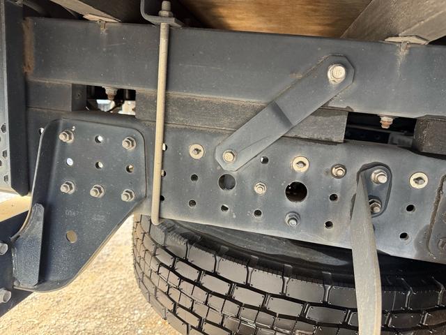 キャンター ＡＴ　４トン　平ボディ　パワーゲート付き　ワイドロング　極東垂直式パワーゲート（Ｖ６０３Ｂ－１ＭＫＴ２）　荷台鉄板張り　２段階式あおり　電格格納ミラー　８ｔ限定中型免許　車両重量３５９０ｋｇ　車両総重量７７５５ｋｇ　荷寸４３３×１９８×２２８（65枚目）