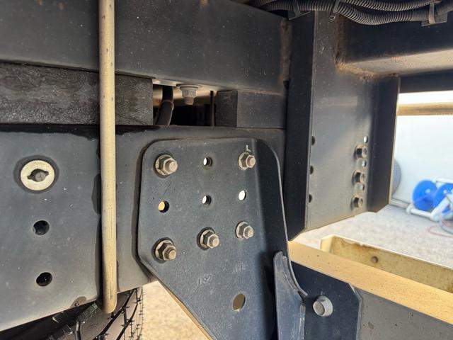 キャンター ＡＴ　４トン　平ボディ　パワーゲート付き　ワイドロング　極東垂直式パワーゲート（Ｖ６０３Ｂ－１ＭＫＴ２）　荷台鉄板張り　２段階式あおり　電格格納ミラー　８ｔ限定中型免許　車両重量３５９０ｋｇ　車両総重量７７５５ｋｇ　荷寸４３３×１９８×２２８（66枚目）