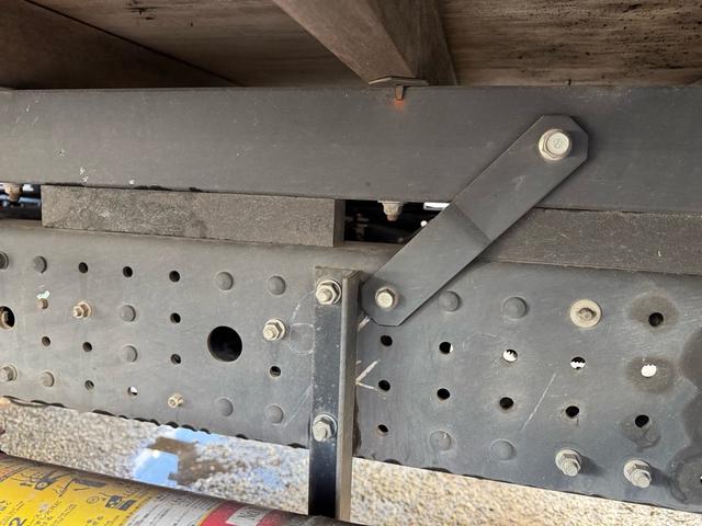 キャンター ＡＴ　４トン　平ボディ　パワーゲート付き　ワイドロング　極東垂直式パワーゲート（Ｖ６０３Ｂ－１ＭＫＴ２）　荷台鉄板張り　２段階式あおり　電格格納ミラー　８ｔ限定中型免許　車両重量３５９０ｋｇ　車両総重量７７５５ｋｇ　荷寸４３３×１９８×２２８（67枚目）