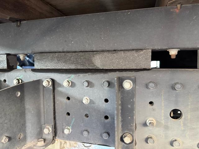 キャンター ＡＴ　４トン　平ボディ　パワーゲート付き　ワイドロング　極東垂直式パワーゲート（Ｖ６０３Ｂ－１ＭＫＴ２）　荷台鉄板張り　２段階式あおり　電格格納ミラー　８ｔ限定中型免許　車両重量３５９０ｋｇ　車両総重量７７５５ｋｇ　荷寸４３３×１９８×２２８（68枚目）