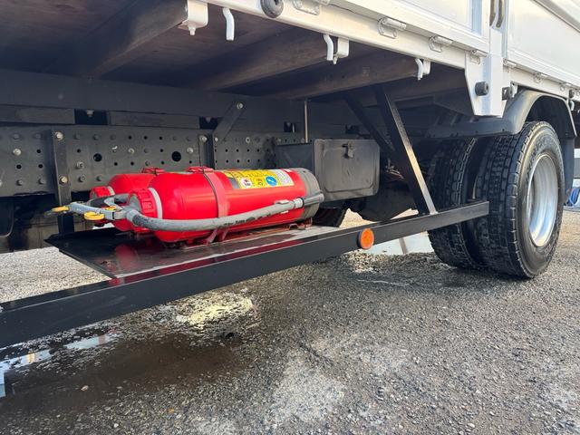 キャンター ＡＴ　４トン　平ボディ　パワーゲート付き　ワイドロング　極東垂直式パワーゲート（Ｖ６０３Ｂ－１ＭＫＴ２）　荷台鉄板張り　２段階式あおり　電格格納ミラー　８ｔ限定中型免許　車両重量３５９０ｋｇ　車両総重量７７５５ｋｇ　荷寸４３３×１９８×２２８（69枚目）