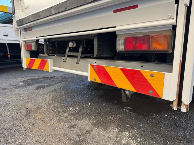 キャンター ＡＴ　４トン　平ボディ　パワーゲート付き　ワイドロング　極東垂直式パワーゲート（Ｖ６０３Ｂ－１ＭＫＴ２）　荷台鉄板張り　２段階式あおり　電格格納ミラー　８ｔ限定中型免許　車両重量３５９０ｋｇ　車両総重量７７５５ｋｇ　荷寸４３３×１９８×２２８（70枚目）