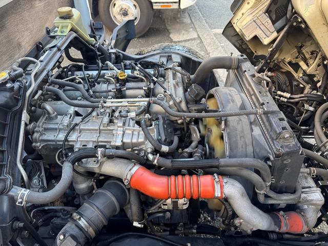 キャンター ＡＴ　４トン　平ボディ　パワーゲート付き　ワイドロング　極東垂直式パワーゲート（Ｖ６０３Ｂ－１ＭＫＴ２）　荷台鉄板張り　２段階式あおり　電格格納ミラー　８ｔ限定中型免許　車両重量３５９０ｋｇ　車両総重量７７５５ｋｇ　荷寸４３３×１９８×２２８（72枚目）