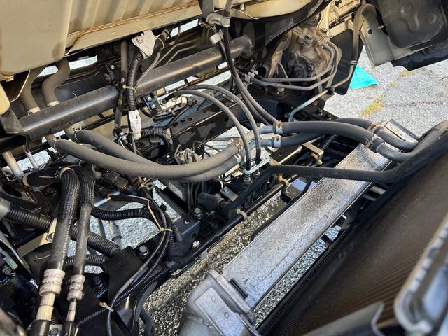 キャンター ＡＴ　４トン　平ボディ　パワーゲート付き　ワイドロング　極東垂直式パワーゲート（Ｖ６０３Ｂ－１ＭＫＴ２）　荷台鉄板張り　２段階式あおり　電格格納ミラー　８ｔ限定中型免許　車両重量３５９０ｋｇ　車両総重量７７５５ｋｇ　荷寸４３３×１９８×２２８（73枚目）