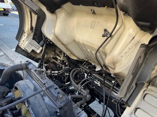 キャンター ＡＴ　４トン　平ボディ　パワーゲート付き　ワイドロング　極東垂直式パワーゲート（Ｖ６０３Ｂ－１ＭＫＴ２）　荷台鉄板張り　２段階式あおり　電格格納ミラー　８ｔ限定中型免許　車両重量３５９０ｋｇ　車両総重量７７５５ｋｇ　荷寸４３３×１９８×２２８（76枚目）