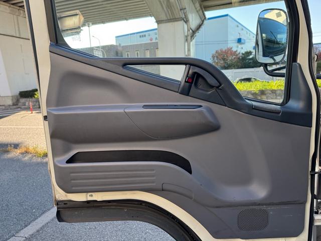 キャンター ＡＴ　４トン　平ボディ　パワーゲート付き　ワイドロング　極東垂直式パワーゲート（Ｖ６０３Ｂ－１ＭＫＴ２）　荷台鉄板張り　２段階式あおり　電格格納ミラー　８ｔ限定中型免許　車両重量３５９０ｋｇ　車両総重量７７５５ｋｇ　荷寸４３３×１９８×２２８（79枚目）