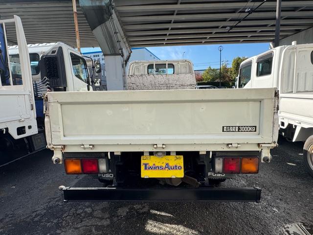 キャンター ＡＴ　３ｔ　平ボディ　荷台鉄板張り　３方開　荷台鉄板張り　ロープ穴５か所　電格格納ミラー　ドライブレコーダー　あおり止めチェーン付き　エンジン型式４Ｐ１０　車両総重量５４９５ｋｇ　荷寸３１０×１６０×３８　外寸４６９×１６９×１９９（7枚目）