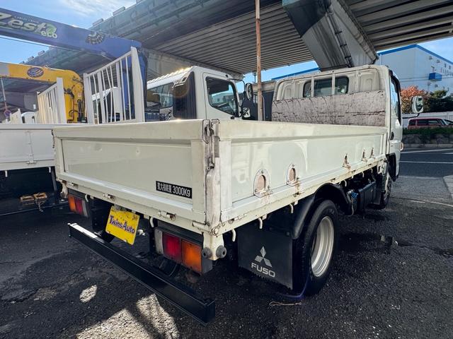 キャンター ＡＴ　３ｔ　平ボディ　荷台鉄板張り　３方開　荷台鉄板張り　ロープ穴５か所　電格格納ミラー　ドライブレコーダー　あおり止めチェーン付き　エンジン型式４Ｐ１０　車両総重量５４９５ｋｇ　荷寸３１０×１６０×３８　外寸４６９×１６９×１９９（8枚目）