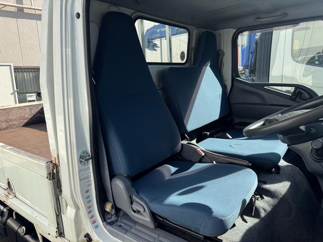 キャンター ＡＴ　３ｔ　平ボディ　荷台鉄板張り　３方開　荷台鉄板張り　ロープ穴５か所　電格格納ミラー　ドライブレコーダー　あおり止めチェーン付き　エンジン型式４Ｐ１０　車両総重量５４９５ｋｇ　荷寸３１０×１６０×３８　外寸４６９×１６９×１９９（10枚目）