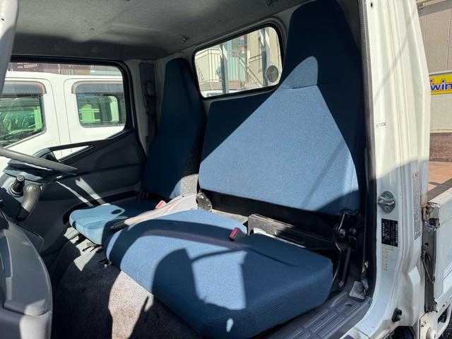 キャンター ＡＴ　３ｔ　平ボディ　荷台鉄板張り　３方開　荷台鉄板張り　ロープ穴５か所　電格格納ミラー　ドライブレコーダー　あおり止めチェーン付き　エンジン型式４Ｐ１０　車両総重量５４９５ｋｇ　荷寸３１０×１６０×３８　外寸４６９×１６９×１９９（11枚目）