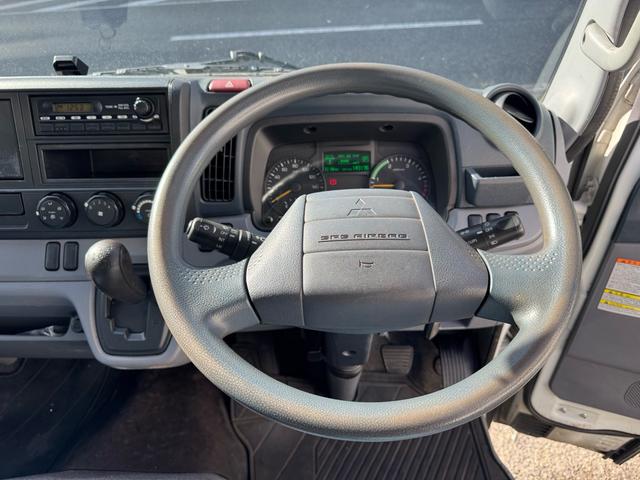 キャンター ＡＴ　３ｔ　平ボディ　荷台鉄板張り　３方開　荷台鉄板張り　ロープ穴５か所　電格格納ミラー　ドライブレコーダー　あおり止めチェーン付き　エンジン型式４Ｐ１０　車両総重量５４９５ｋｇ　荷寸３１０×１６０×３８　外寸４６９×１６９×１９９（12枚目）