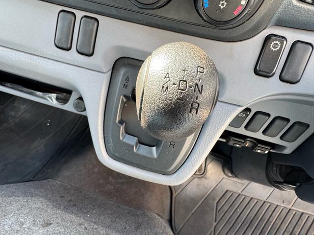 キャンター ＡＴ　３ｔ　平ボディ　荷台鉄板張り　３方開　荷台鉄板張り　ロープ穴５か所　電格格納ミラー　ドライブレコーダー　あおり止めチェーン付き　エンジン型式４Ｐ１０　車両総重量５４９５ｋｇ　荷寸３１０×１６０×３８　外寸４６９×１６９×１９９（13枚目）