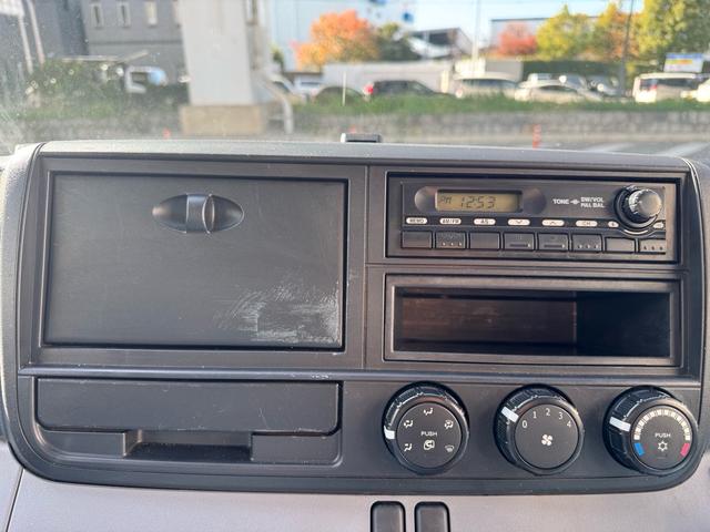 キャンター ＡＴ　３ｔ　平ボディ　荷台鉄板張り　３方開　荷台鉄板張り　ロープ穴５か所　電格格納ミラー　ドライブレコーダー　あおり止めチェーン付き　エンジン型式４Ｐ１０　車両総重量５４９５ｋｇ　荷寸３１０×１６０×３８　外寸４６９×１６９×１９９（14枚目）