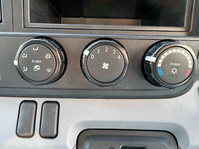 キャンター ＡＴ　３ｔ　平ボディ　荷台鉄板張り　３方開　荷台鉄板張り　ロープ穴５か所　電格格納ミラー　ドライブレコーダー　あおり止めチェーン付き　エンジン型式４Ｐ１０　車両総重量５４９５ｋｇ　荷寸３１０×１６０×３８　外寸４６９×１６９×１９９（16枚目）