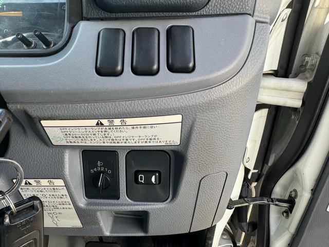 キャンター ＡＴ　３ｔ　平ボディ　荷台鉄板張り　３方開　荷台鉄板張り　ロープ穴５か所　電格格納ミラー　ドライブレコーダー　あおり止めチェーン付き　エンジン型式４Ｐ１０　車両総重量５４９５ｋｇ　荷寸３１０×１６０×３８　外寸４６９×１６９×１９９（17枚目）