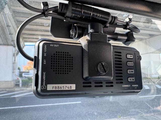 キャンター ＡＴ　３ｔ　平ボディ　荷台鉄板張り　３方開　荷台鉄板張り　ロープ穴５か所　電格格納ミラー　ドライブレコーダー　あおり止めチェーン付き　エンジン型式４Ｐ１０　車両総重量５４９５ｋｇ　荷寸３１０×１６０×３８　外寸４６９×１６９×１９９（19枚目）