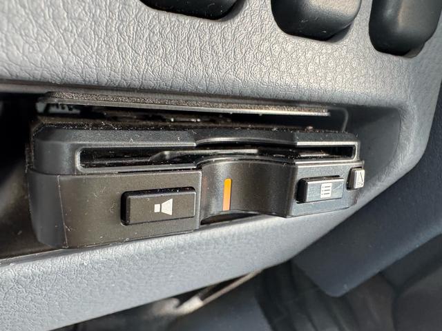 キャンター ＡＴ　３ｔ　平ボディ　荷台鉄板張り　３方開　荷台鉄板張り　ロープ穴５か所　電格格納ミラー　ドライブレコーダー　あおり止めチェーン付き　エンジン型式４Ｐ１０　車両総重量５４９５ｋｇ　荷寸３１０×１６０×３８　外寸４６９×１６９×１９９（20枚目）