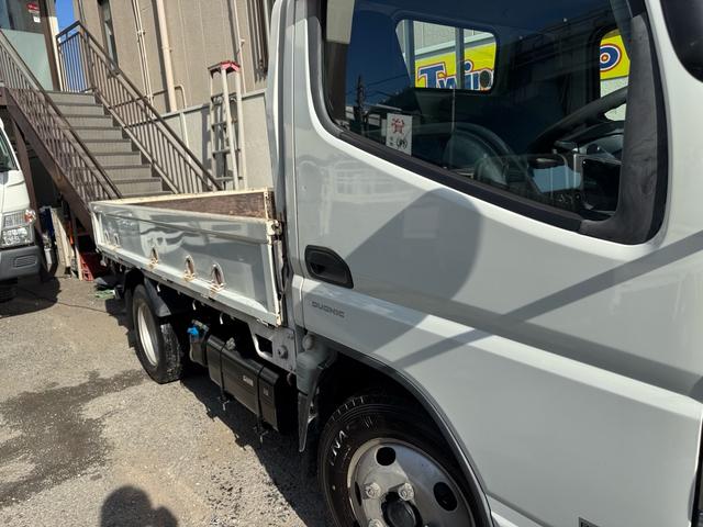 キャンター ＡＴ　３ｔ　平ボディ　荷台鉄板張り　３方開　荷台鉄板張り　ロープ穴５か所　電格格納ミラー　ドライブレコーダー　あおり止めチェーン付き　エンジン型式４Ｐ１０　車両総重量５４９５ｋｇ　荷寸３１０×１６０×３８　外寸４６９×１６９×１９９（22枚目）