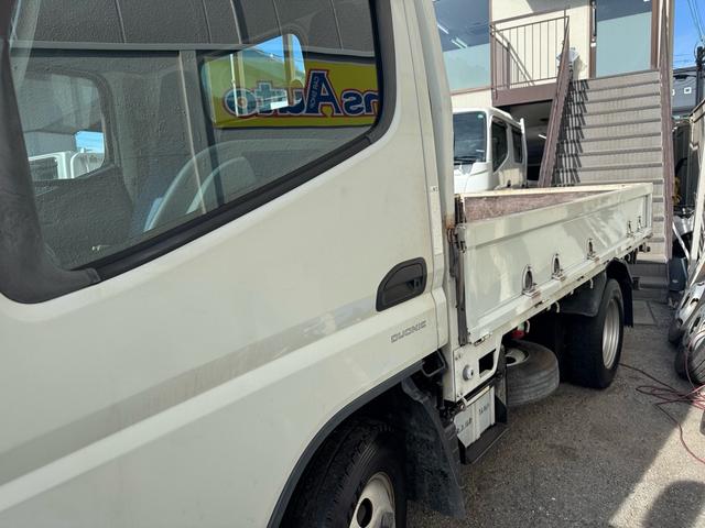 キャンター ＡＴ　３ｔ　平ボディ　荷台鉄板張り　３方開　荷台鉄板張り　ロープ穴５か所　電格格納ミラー　ドライブレコーダー　あおり止めチェーン付き　エンジン型式４Ｐ１０　車両総重量５４９５ｋｇ　荷寸３１０×１６０×３８　外寸４６９×１６９×１９９（23枚目）