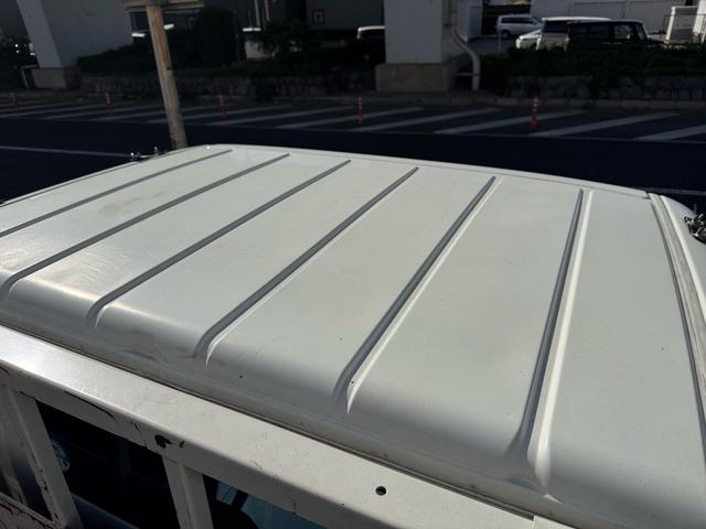 キャンター ＡＴ　３ｔ　平ボディ　荷台鉄板張り　３方開　荷台鉄板張り　ロープ穴５か所　電格格納ミラー　ドライブレコーダー　あおり止めチェーン付き　エンジン型式４Ｐ１０　車両総重量５４９５ｋｇ　荷寸３１０×１６０×３８　外寸４６９×１６９×１９９（24枚目）