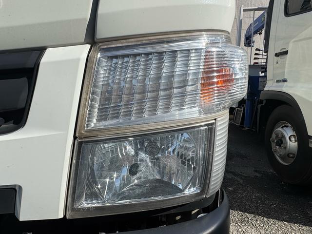 キャンター ＡＴ　３ｔ　平ボディ　荷台鉄板張り　３方開　荷台鉄板張り　ロープ穴５か所　電格格納ミラー　ドライブレコーダー　あおり止めチェーン付き　エンジン型式４Ｐ１０　車両総重量５４９５ｋｇ　荷寸３１０×１６０×３８　外寸４６９×１６９×１９９（26枚目）