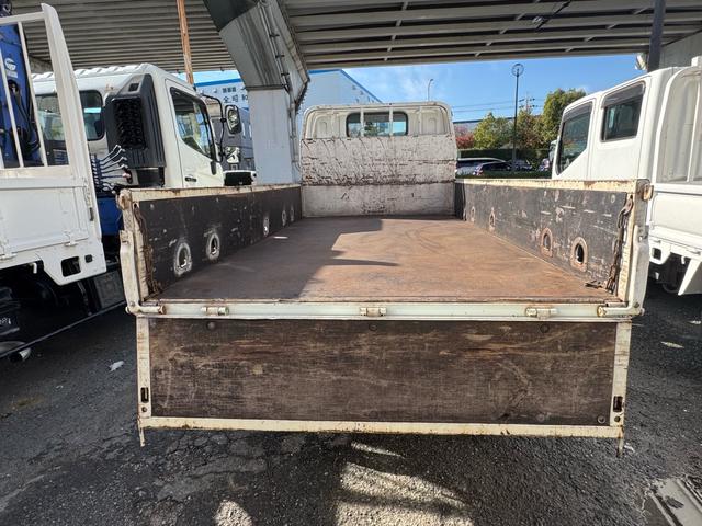 キャンター ＡＴ　３ｔ　平ボディ　荷台鉄板張り　３方開　荷台鉄板張り　ロープ穴５か所　電格格納ミラー　ドライブレコーダー　あおり止めチェーン付き　エンジン型式４Ｐ１０　車両総重量５４９５ｋｇ　荷寸３１０×１６０×３８　外寸４６９×１６９×１９９（27枚目）