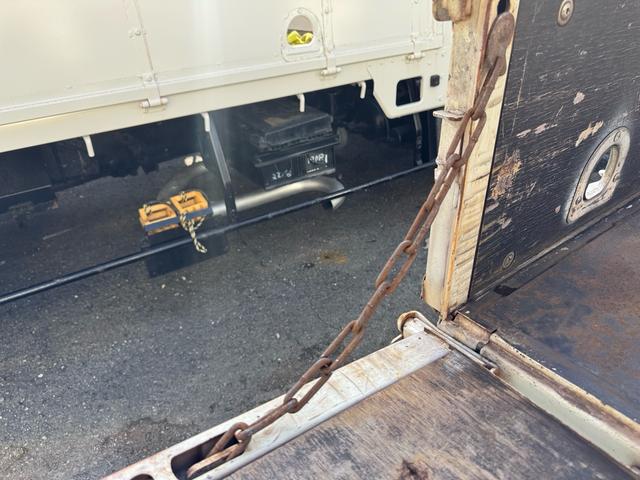 キャンター ＡＴ　３ｔ　平ボディ　荷台鉄板張り　３方開　荷台鉄板張り　ロープ穴５か所　電格格納ミラー　ドライブレコーダー　あおり止めチェーン付き　エンジン型式４Ｐ１０　車両総重量５４９５ｋｇ　荷寸３１０×１６０×３８　外寸４６９×１６９×１９９（29枚目）