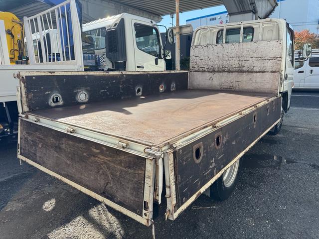 キャンター ＡＴ　３ｔ　平ボディ　荷台鉄板張り　３方開　荷台鉄板張り　ロープ穴５か所　電格格納ミラー　ドライブレコーダー　あおり止めチェーン付き　エンジン型式４Ｐ１０　車両総重量５４９５ｋｇ　荷寸３１０×１６０×３８　外寸４６９×１６９×１９９（32枚目）