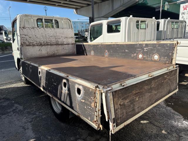 キャンター ＡＴ　３ｔ　平ボディ　荷台鉄板張り　３方開　荷台鉄板張り　ロープ穴５か所　電格格納ミラー　ドライブレコーダー　あおり止めチェーン付き　エンジン型式４Ｐ１０　車両総重量５４９５ｋｇ　荷寸３１０×１６０×３８　外寸４６９×１６９×１９９（33枚目）