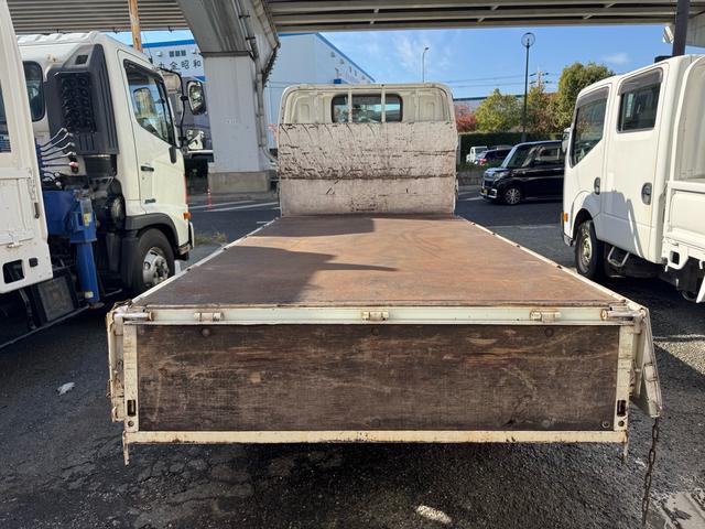 キャンター ＡＴ　３ｔ　平ボディ　荷台鉄板張り　３方開　荷台鉄板張り　ロープ穴５か所　電格格納ミラー　ドライブレコーダー　あおり止めチェーン付き　エンジン型式４Ｐ１０　車両総重量５４９５ｋｇ　荷寸３１０×１６０×３８　外寸４６９×１６９×１９９（34枚目）