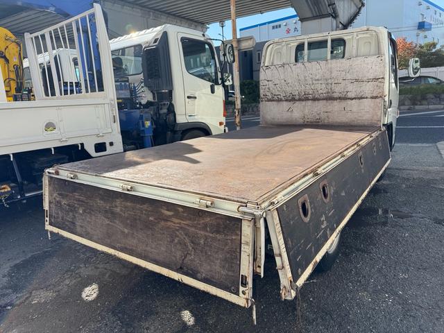 キャンター ＡＴ　３ｔ　平ボディ　荷台鉄板張り　３方開　荷台鉄板張り　ロープ穴５か所　電格格納ミラー　ドライブレコーダー　あおり止めチェーン付き　エンジン型式４Ｐ１０　車両総重量５４９５ｋｇ　荷寸３１０×１６０×３８　外寸４６９×１６９×１９９（35枚目）