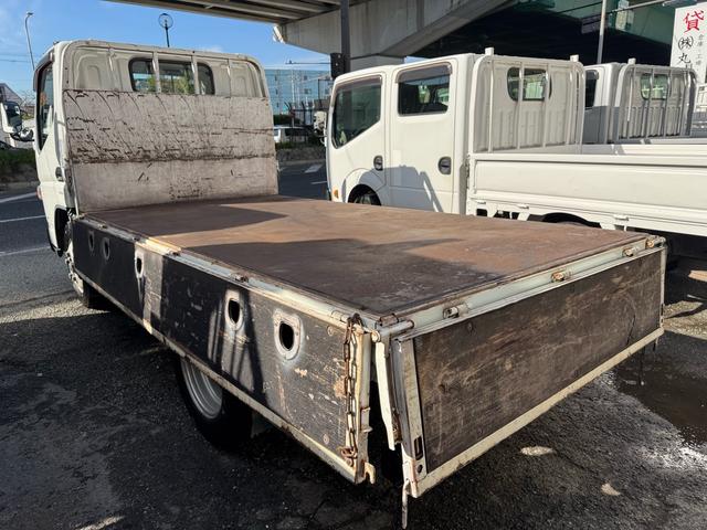 キャンター ＡＴ　３ｔ　平ボディ　荷台鉄板張り　３方開　荷台鉄板張り　ロープ穴５か所　電格格納ミラー　ドライブレコーダー　あおり止めチェーン付き　エンジン型式４Ｐ１０　車両総重量５４９５ｋｇ　荷寸３１０×１６０×３８　外寸４６９×１６９×１９９（36枚目）