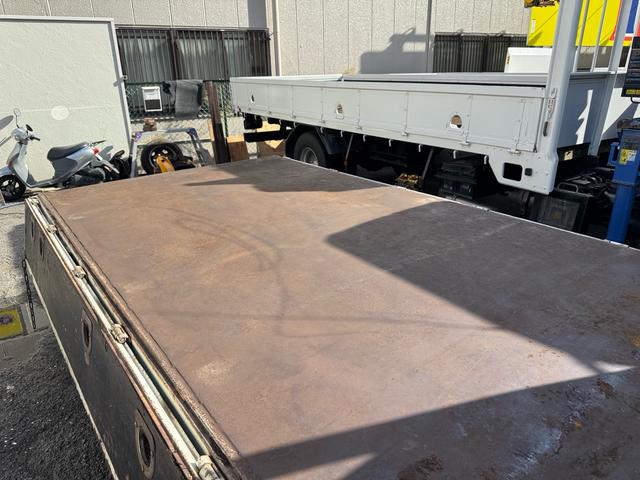 キャンター ＡＴ　３ｔ　平ボディ　荷台鉄板張り　３方開　荷台鉄板張り　ロープ穴５か所　電格格納ミラー　ドライブレコーダー　あおり止めチェーン付き　エンジン型式４Ｐ１０　車両総重量５４９５ｋｇ　荷寸３１０×１６０×３８　外寸４６９×１６９×１９９（37枚目）