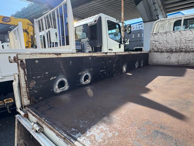 キャンター ＡＴ　３ｔ　平ボディ　荷台鉄板張り　３方開　荷台鉄板張り　ロープ穴５か所　電格格納ミラー　ドライブレコーダー　あおり止めチェーン付き　エンジン型式４Ｐ１０　車両総重量５４９５ｋｇ　荷寸３１０×１６０×３８　外寸４６９×１６９×１９９（39枚目）