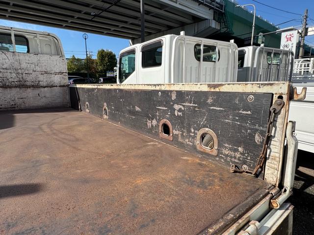 キャンター ＡＴ　３ｔ　平ボディ　荷台鉄板張り　３方開　荷台鉄板張り　ロープ穴５か所　電格格納ミラー　ドライブレコーダー　あおり止めチェーン付き　エンジン型式４Ｐ１０　車両総重量５４９５ｋｇ　荷寸３１０×１６０×３８　外寸４６９×１６９×１９９（40枚目）