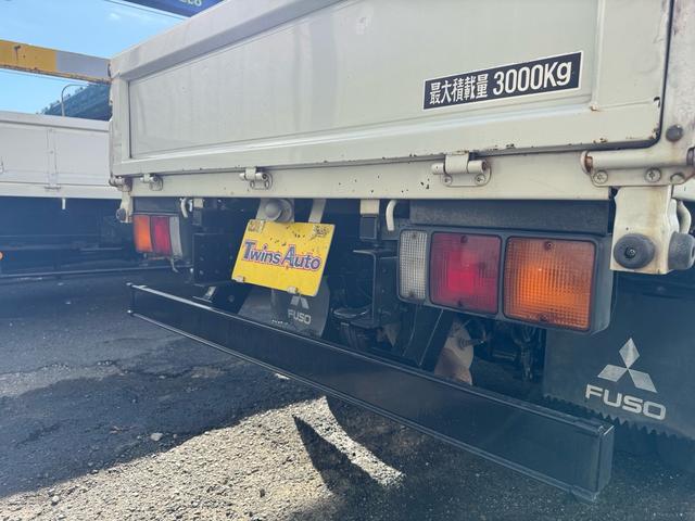 キャンター ＡＴ　３ｔ　平ボディ　荷台鉄板張り　３方開　荷台鉄板張り　ロープ穴５か所　電格格納ミラー　ドライブレコーダー　あおり止めチェーン付き　エンジン型式４Ｐ１０　車両総重量５４９５ｋｇ　荷寸３１０×１６０×３８　外寸４６９×１６９×１９９（42枚目）