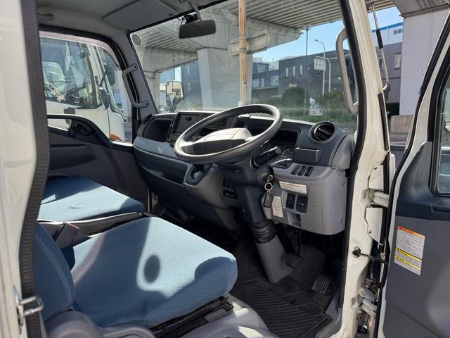 キャンター ＡＴ　３ｔ　平ボディ　荷台鉄板張り　３方開　荷台鉄板張り　ロープ穴５か所　電格格納ミラー　ドライブレコーダー　あおり止めチェーン付き　エンジン型式４Ｐ１０　車両総重量５４９５ｋｇ　荷寸３１０×１６０×３８　外寸４６９×１６９×１９９（44枚目）