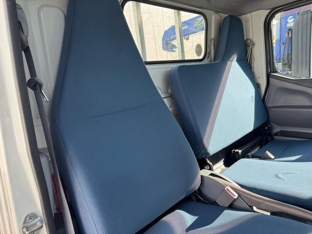 キャンター ＡＴ　３ｔ　平ボディ　荷台鉄板張り　３方開　荷台鉄板張り　ロープ穴５か所　電格格納ミラー　ドライブレコーダー　あおり止めチェーン付き　エンジン型式４Ｐ１０　車両総重量５４９５ｋｇ　荷寸３１０×１６０×３８　外寸４６９×１６９×１９９（46枚目）