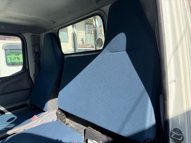 キャンター ＡＴ　３ｔ　平ボディ　荷台鉄板張り　３方開　荷台鉄板張り　ロープ穴５か所　電格格納ミラー　ドライブレコーダー　あおり止めチェーン付き　エンジン型式４Ｐ１０　車両総重量５４９５ｋｇ　荷寸３１０×１６０×３８　外寸４６９×１６９×１９９（47枚目）